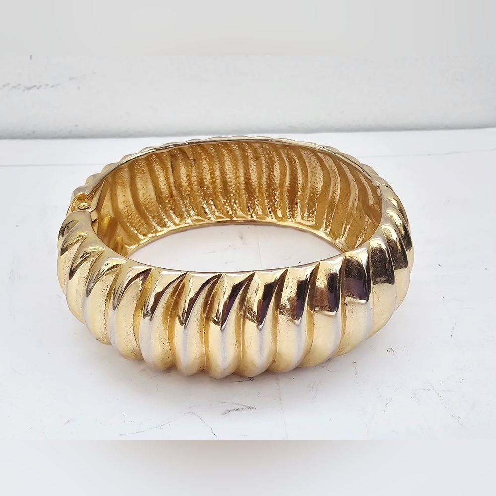 Vintage 1980s ribbed, Shrimped macaroni-link Luxury Gold Hinge Bangle Bracelet - Picture 4 of 6